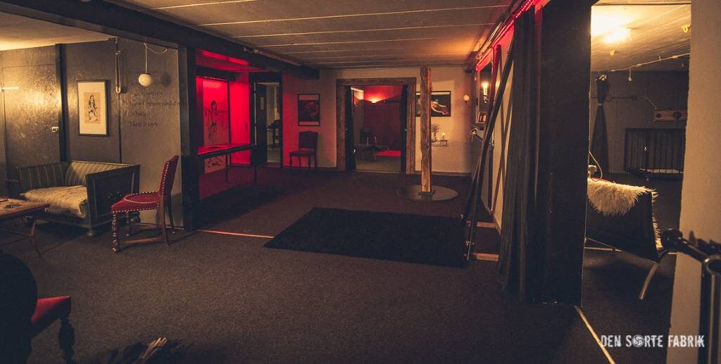 Det første, store fælleslokale med kors og massagebænk i Den Sorte Fabrik