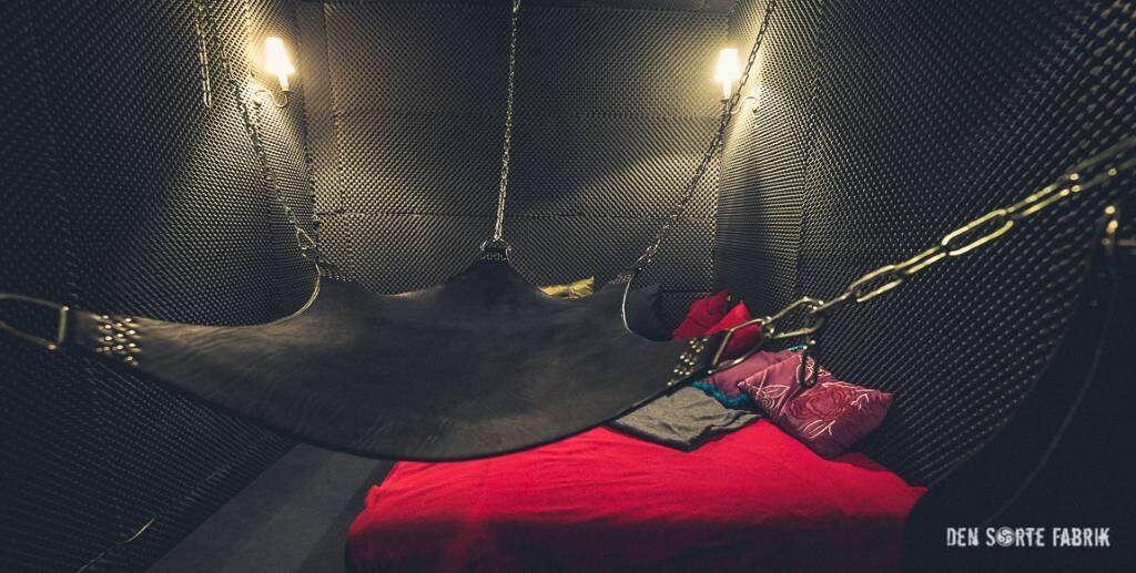 Det lyddøde rum med seng og sexgynge i Den Sorte Fabrik